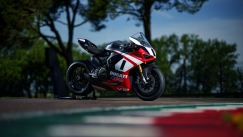 H Ducati Panigale V2 Superquadro μας αποχαιρετά με συλλεκτική έκδοση (vid)