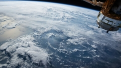 Η NASA εντόπισε μυστηριώδεις δομές σε σχήμα Χ και Γ στην ατμόσφαιρα της Γης: Προβληματισμένοι οι ειδικοί 