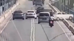 Βίντεο ντοκουμέντο από σοκαριστικό τροχαίο: Η στιγμή που ΙΧ με οικογένεια πέφτει από γέφυρα