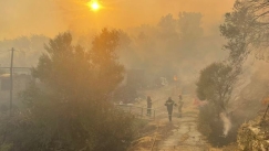  Μεγάλη φωτιά στο Ρέθυμνο: Μάχη με τις φλόγες δίνουν οι πυροσβέστες (vid)