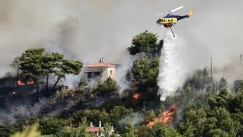 Έως και πενήντα μέτρα οι φλόγες στον Βαρνάβα: Απανωτά μηνύματα για εκκενώσεις (vid) 