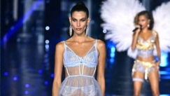 Έλαμψε στην πασαρέλα της Victoria's Secret η Ανθή Φακιδάρη: Ποιος είναι ο πρώτος «άγγελος» από την Ελλάδα