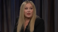 Συγκλονίζει η Christina Applegate για τη σκλήρυνση κατά πλάκας: «Ξαπλώνω στο κρεβάτι και ουρλιάζω» 