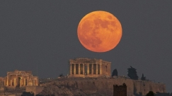 Παγκόσμια ανησυχία: Το φεγγάρι απομακρύνεται από τη Γη