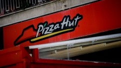 «Ερχόμαστε»: Η Pizza Hut επιστρέφει στην Ελλάδα τέσσερα χρόνια μετά τη «θορυβώδη» αποχώρηση της