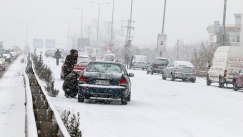 Ουρά πέντε χιλιομέτρων στην Αράχωβα λόγω της κακοκαιρίας: Κόλλησαν γιατί δεν είχαν αλυσίδες (vid)