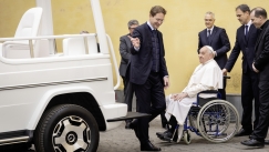 Το νέο Popemobile είναι ηλεκτρικό και έχει περιστρεφόμενη πολυθρόνα