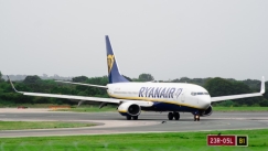 Η Ryanair μήνυσε «άτακτο» επιβάτη που διατάραξε την πτήση και την ανάγκασε να εκτραπεί: Διεκδικεί αποζημίωση ύψους 15.000 ευρώ