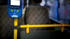 Αδιανόητο περιστατικό σε λεωφορείο της Αθήνας: Χτύπησαν 53χρονη επειδή τους έκανε παρατήρηση, «θα σε πάρουν 4» (vid)