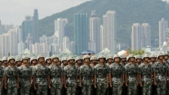 Χονγκ Κονγκ: Κινεζικές δυνάμεις συγκεντρώνονται στα σύνορα (vids)