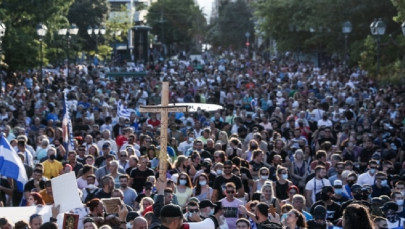 Συγκέντρωση αντιεμβολιαστών σε Σύνταγμα και Ομόνοια: Mε πανό, σταυρούς και εικόνες (pics)