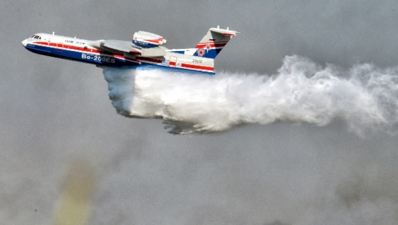 Όσο ο Έλληνας πιλότος του Beriev επιχειρούσε, η φωτιά απειλούσε το σπίτι του (vid)