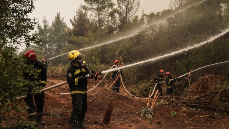 Μήνυμα εκκένωσης στο Ασμήνι Εύβοιας αλλά δεν φεύγει κανείς: «Εμείς θα το σώσουμε» (vids)