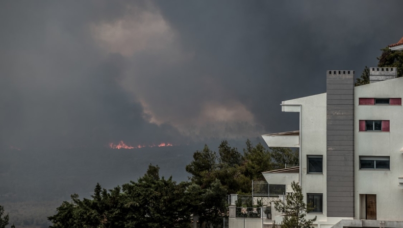 Εγκλωβισμένοι πολίτες και αστυνομικοί στην Βαρυμπόμπη: Ζητάνε να ρίξουν νερό τα εναέρια μέσα