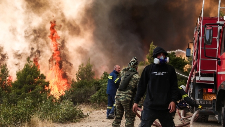 Γιγαντιαίο μέτωπο από τη φωτιά στη Βαρυμπόμπη κατευθύνεται στο Κρυονέρι! (vids)