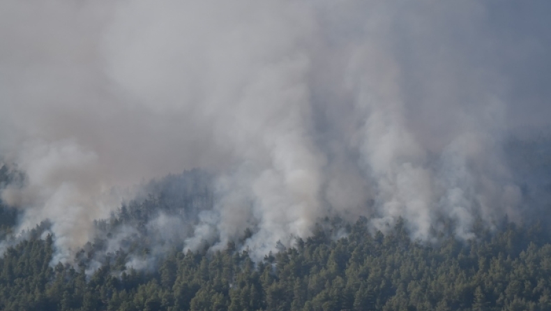 Έως την Κρήτη ο καπνός από τις νέες πυρκαγιές στην Αττική (pics)