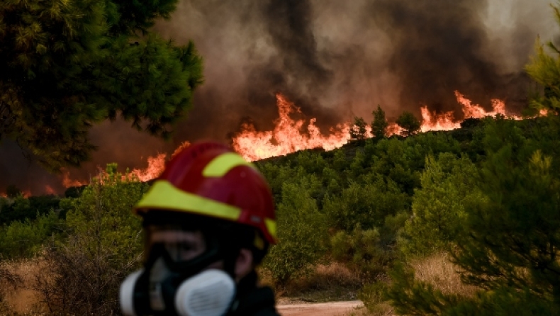 Σε κρίσιμη κατάσταση στη ΜΕΘ με εισπνευστικό έγκαυμα δύο πυροσβέστες