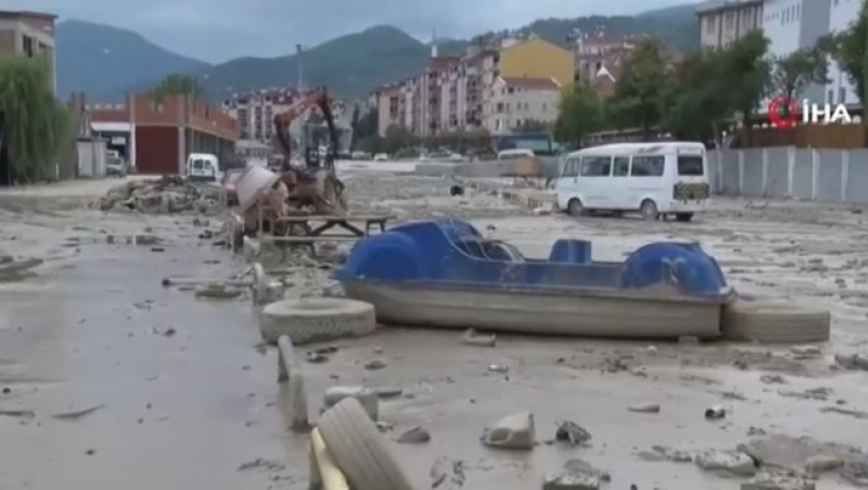 Ο αριθμός των νεκρών από τις πλημμύρες στην Τουρκία έφθασε τους 62 (vid)