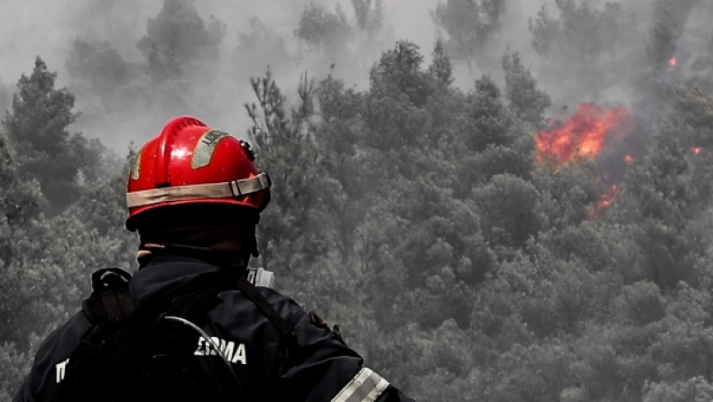 Φωτιά στην Πάρνηθα: Εκδηλώθηκε στην Μπόσκιζα στις Αχαρνές κοντά σε δασική έκταση (pics)