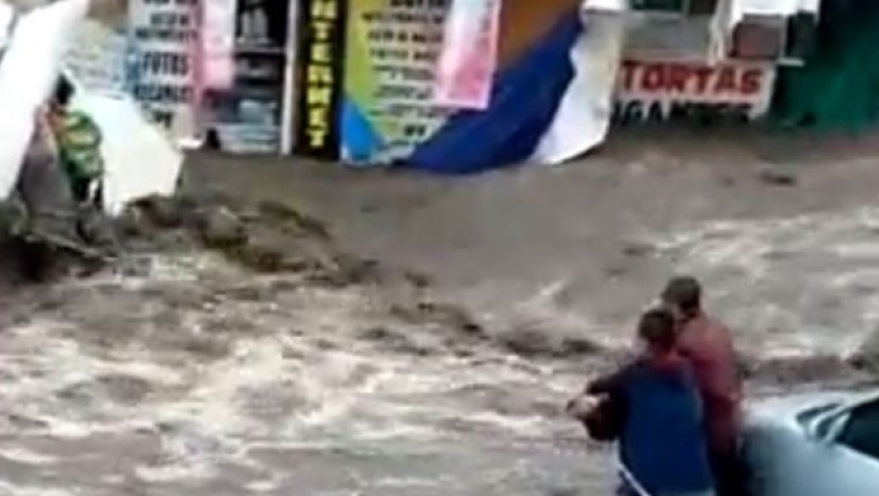 Δραματική στιγμή στο Μεξικό: Σώζουν παιδί από τις πλημμύρες (vid)