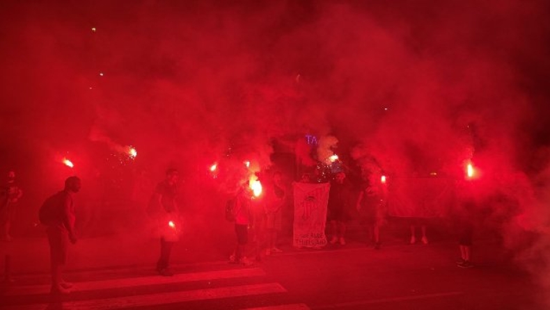 Ολυμπιακός: Υποδοχή με συνθήματα και φωτοβολίδες στη Ρόδο (pic)