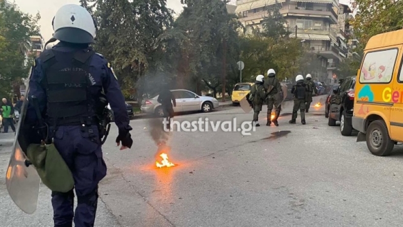 Επεισόδια στην Τούμπα: Μολότοφ οπαδών του ΠΑΟΚ στα ΜΑΤ που απάντησαν με χημικά (vids)