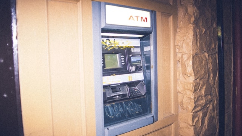 Αγόρασαν ένα παλιό μηχάνημα ATM και βρήκαν 2000 δολάρια (vid)