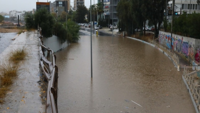 Σε ποια σημεία της Αττικής έχει διακοπεί η κυκλοφορία, σε κατάσταση εκτάκτου ανάγκης η Κέρκυρα (vid)