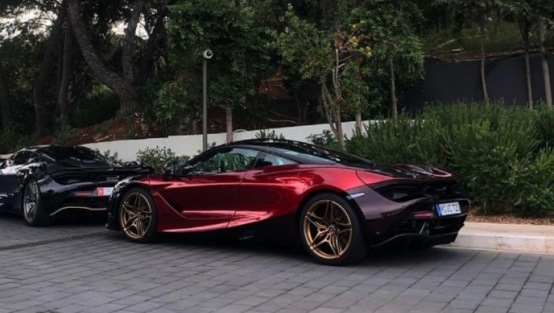 Πήγε να βγάλει φωτογραφία μία McLaren στην Ποσειδώνος και έπεσε πάνω της: Τουλάχιστον 40.000 η ζημιά