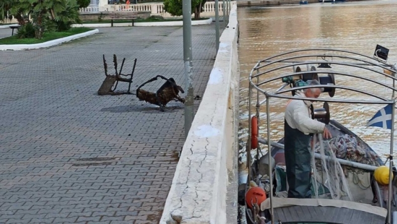 Ψαράς στην Αμφιλοχία αντί για γαρίδες, έβγαλε… καρέκλες! 