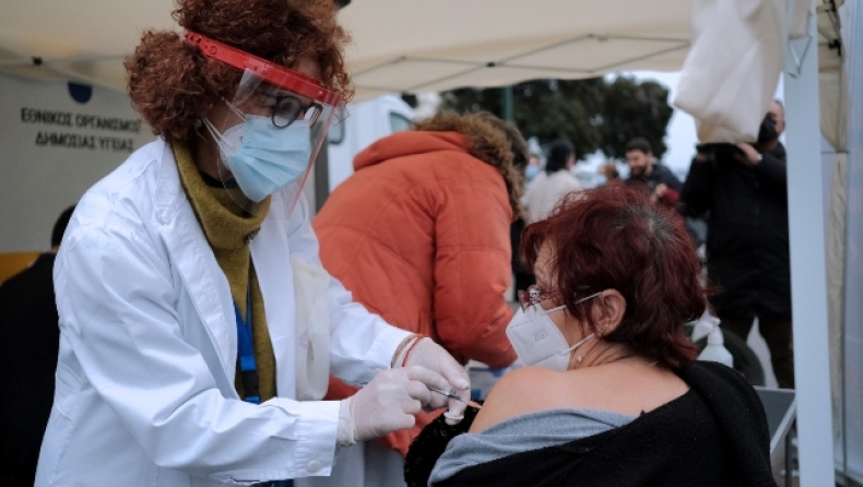 Υποχρεωτικός εμβολιασμός: Πότε μειώνεται στο μισό το πρόστιμο