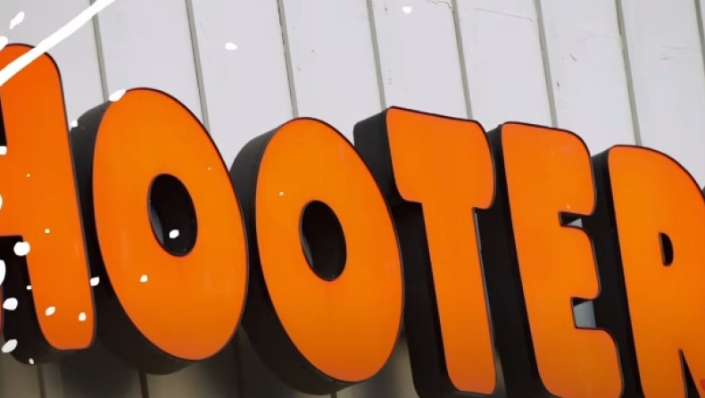 Σερβιτόρα των Hooters αποκαλύπτει: «Τα σχόλια που έχω σιχαθεί να ακούω»