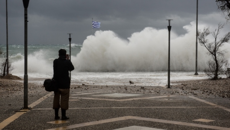 Προβλήματα από την κακοκαιρία σε ολόκληρη τη χώρα (vids)