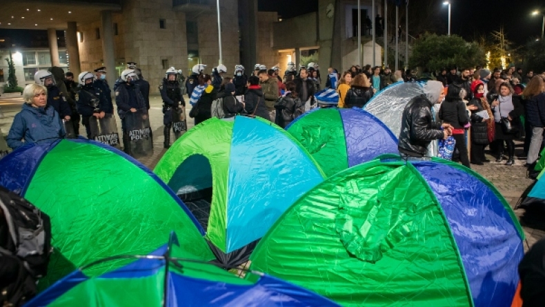 Αρνητές του εμβολίου στη Θεσσαλονίκη έστησαν σκηνές έξω από το δημαρχείο (vids) 