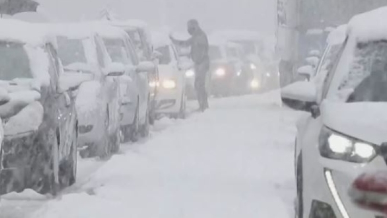 Πυροσβεστική και στρατός απομακρύνουν τους εγκλωβισμένους από την Αττική Οδό