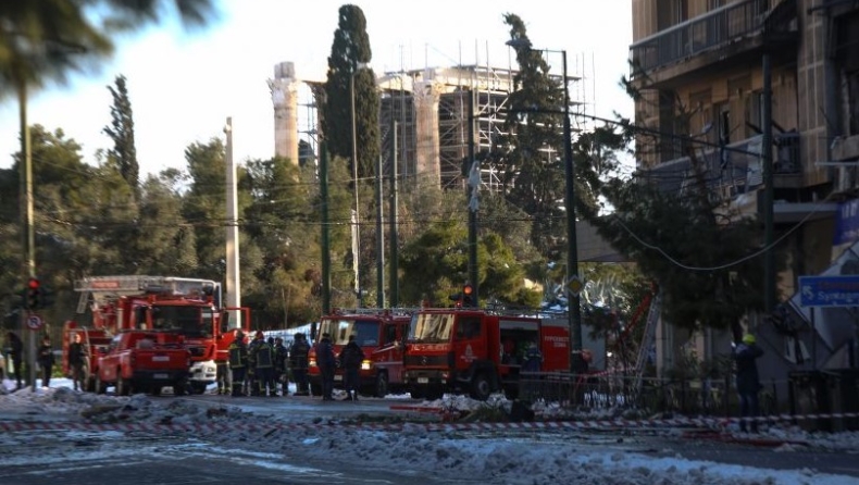 Στα 200 μέτρα οι ζημιές από την έκρηξη στην Συγγρού που οφείλεται σε διαρροή (vid)