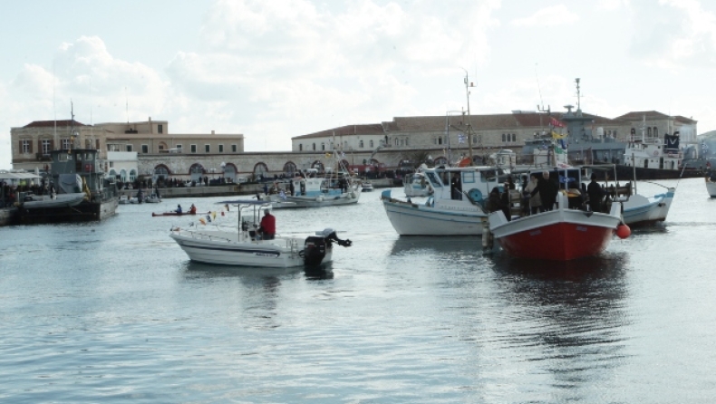 Ο αέρας στην Σύρο πήρε τα λεφτά ψαρά και τα έριξε στην θάλασσα: Βούτηξε για να τα μαζέψει ένα-ένα