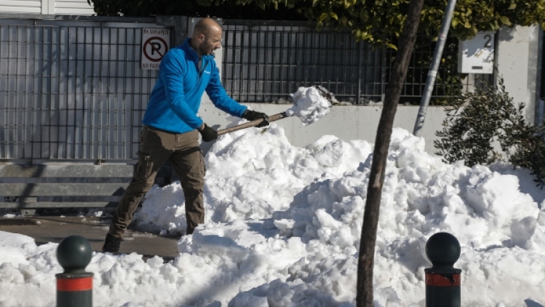 Τρεις μέρες μετά την κακοκαιρία: Πεζοδρόμια και δρόμοι παραμένουν παγοδρόμια (vids)