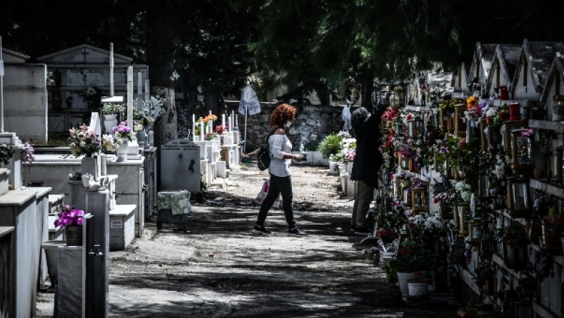 Στην κηδεία του πατέρα του, του έδωσαν τη σωρό μιας γυναίκας: «Έψαχναν σήμερα να την κηδέψουν αλλά ήδη ήταν θαμμένη»