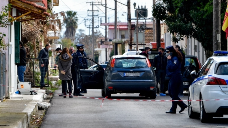 Τετραπλό έγκλημα στην Ανδραβίδα: Λύγισε ο ρεπόρτερ της ΕΡΤ περιγράφοντας την δολοφονία των μωρών (vid)