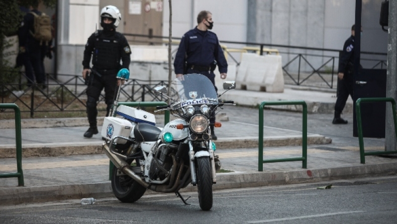 Της ζήτησε τον λόγο για τα σχόλια που έλεγαν γι αυτήν στο καφενείο και εκείνη του έφερε το γουδί στο κεφάλι