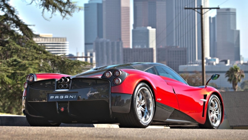 Μία εξωφρενική Pagani Huayra κάνει βόλτες στο Χονγκ Κονγκ (vid)