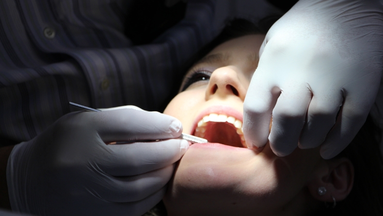 Οδοντίατρος αποκαλύπτει τι μπορούμε να πάθουμε αν μασάμε παγάκια (vid)