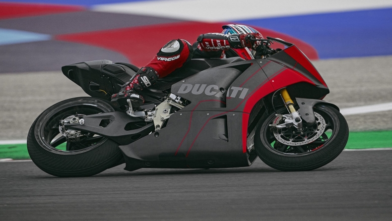 Το ηλεκτρικό Ducati V21L τα βάζει με την Ducati MotoGP (vid)