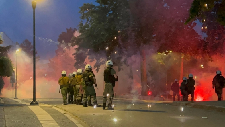 Επεισόδια μεταξύ κουκουλοφόρων και ΜΑΤ στο ΑΠΘ: Πεδίο μάχης το πανεπιστήμιο (vid)