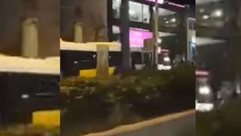 Απίστευτο τροχαίο: Λεωφορείο καβάλησε το κράσπεδο, βγήκε στο αντίθετο ρεύμα και καρφώθηκε σε κατάστημα