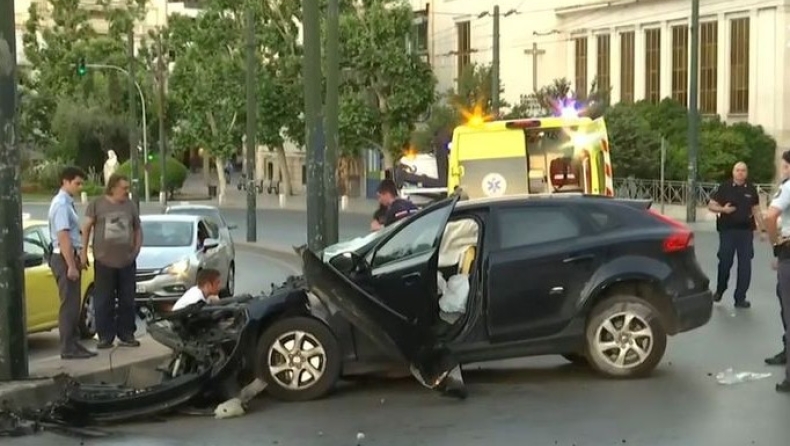 Απίστευτο τρακάρισμα στο κέντρο της Αθήνας: Ι.Χ εκτός ελέγχου βγήκε στο αντίθετο ρεύμα και έγινε σμπαράλια (vid)
