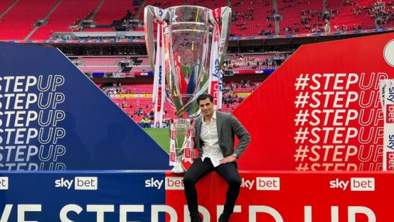 Μιλτιάδης Μαρινάκης: Η κούπα της ανόδου στο δεξί χέρι, η ελληνική σημαία στο αριστερό και το μήνυμα για Premier League