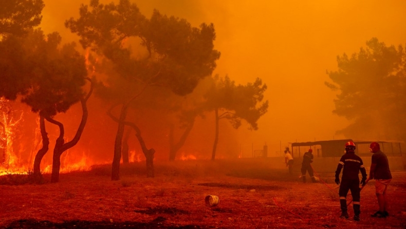 Για δεύτερη μέρα η φωτιά κατακαίει τα Βατερά, ενισχύονται οι πυροσβεστικές δυνάμεις (vid)