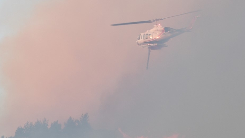 Μαίνεται η φωτιά στη Σαλαμίνα: Μήνυμα 112 για απομάκρυνση κατοίκων